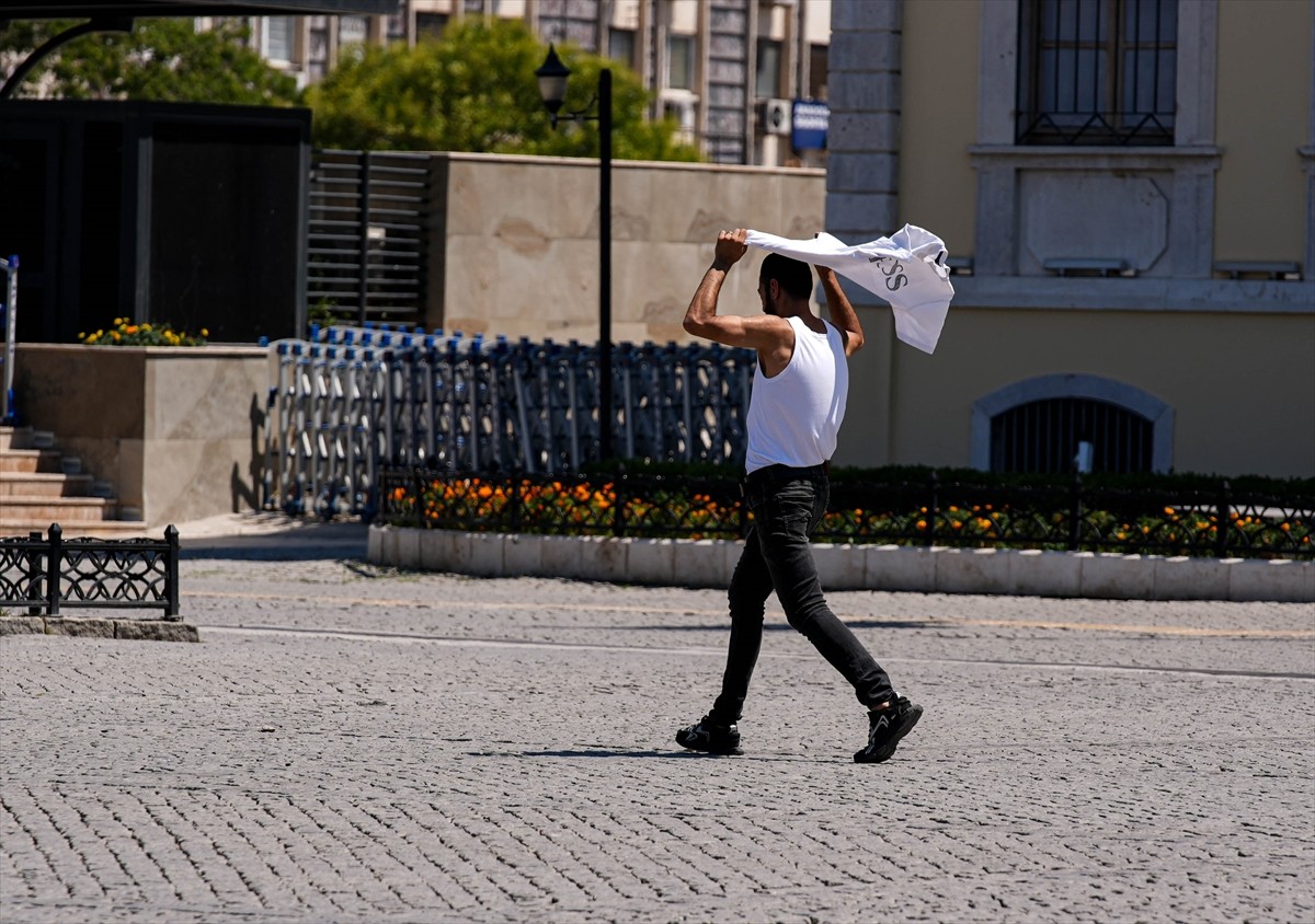 İzmir'de sıcaklıklar 40 dereceyi geçerken, aşırı sıcaklar sokağa çıkanlara zor anlar yaşatıyor....