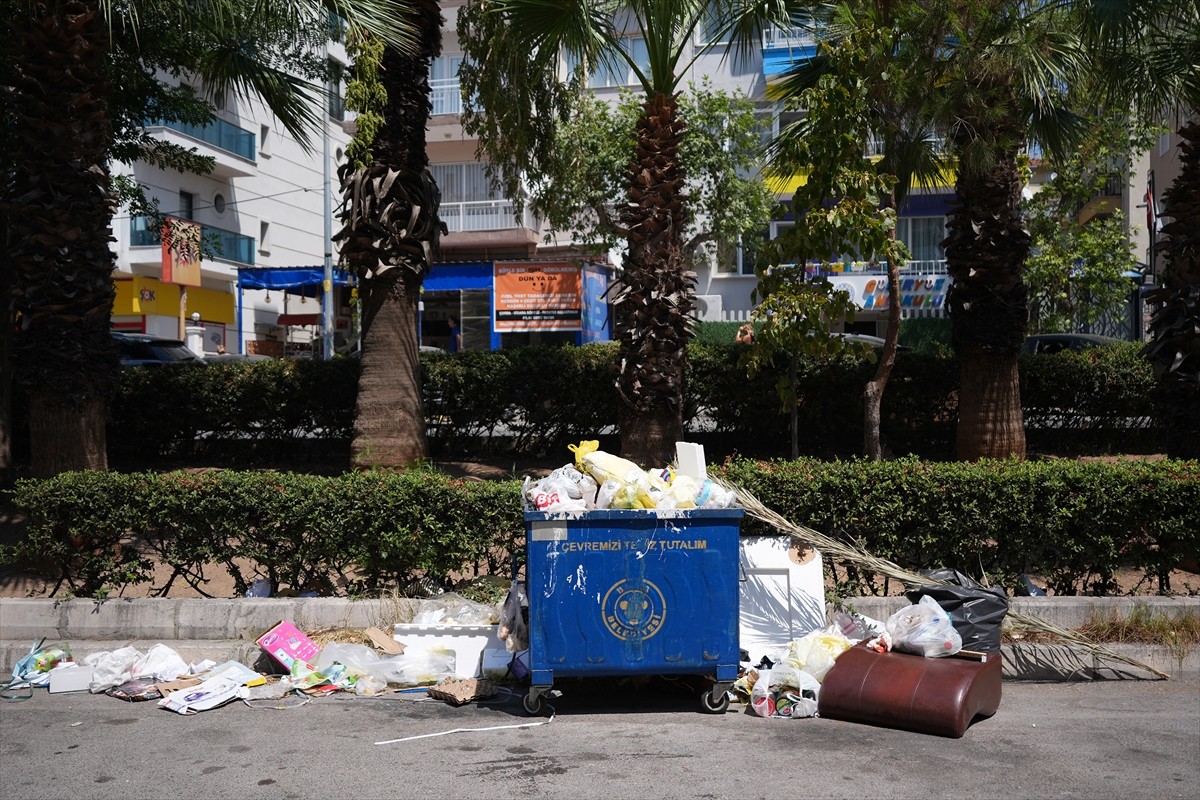 İzmir'in birçok ilçesinde biriken çöp yığınları ve bunların sıcak havayla kötü kokuya neden...