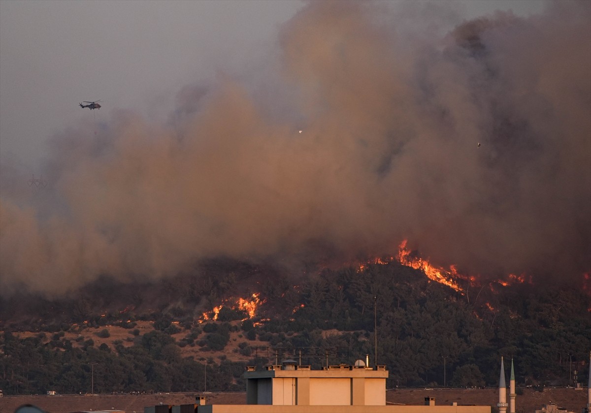 İzmir'in Buca ilçesinde bir minibüste çıkan ve ormanlık alana sıçrayan yangına havadan ve karadan...