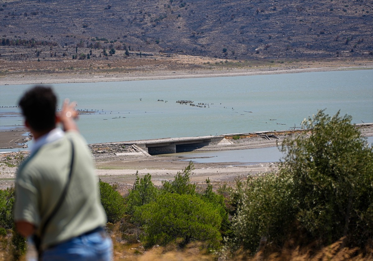 İzmir'in Çeşme ilçesindeki Alaçatı Kutlu Aktaş Barajı'nda kuraklık nedeniyle su seviyesinin...