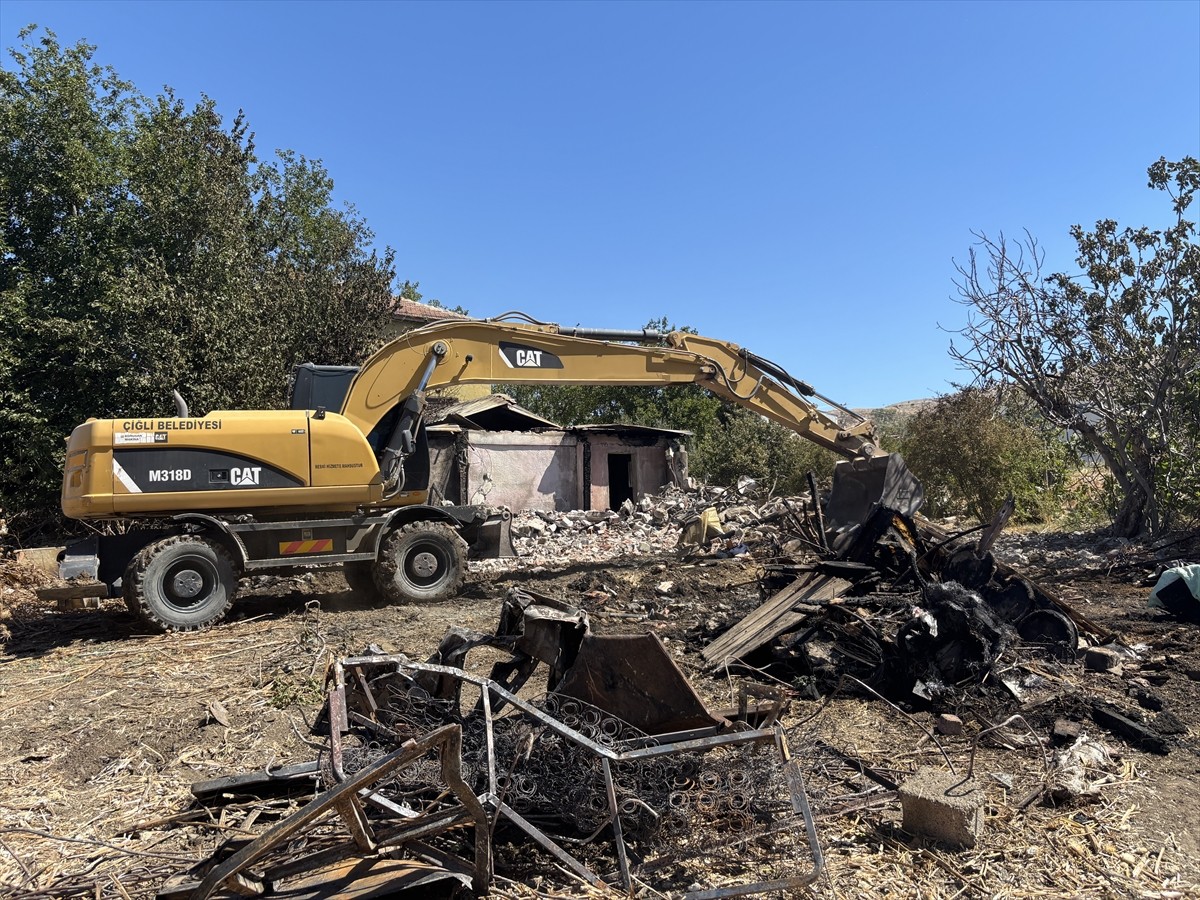 İzmir'in Çiğli ilçesinde barakada çıkan yangında, bir ev hasar gördü, 34 küçükbaş hayvan telef...