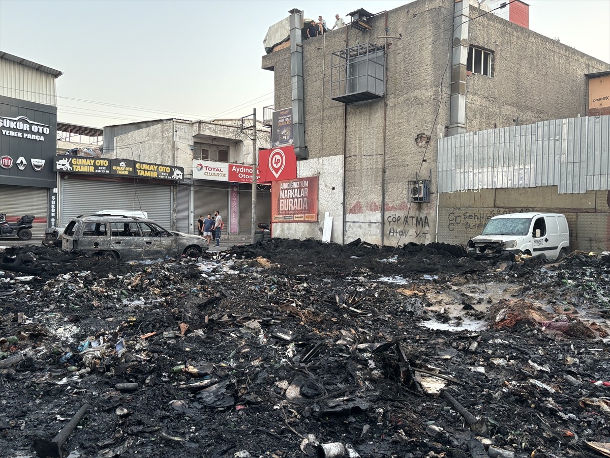 İzmir'in Karabağlar ilçesinde çöplük alanda çıkan yangın nedeniyle 6 araçta hasar oluştu.
