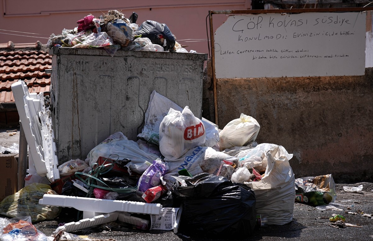 İzmir'in Konak ve Buca ilçelerinde biriken çöp yığınları ve oluşan kötü koku vatandaşların...