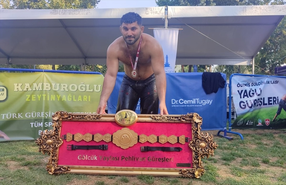 İzmir'in Ödemiş ilçesinde düzenlenen Gölcük Yaylası Yağlı Güreşleri'nin başpehlivanı Erkan Taş...