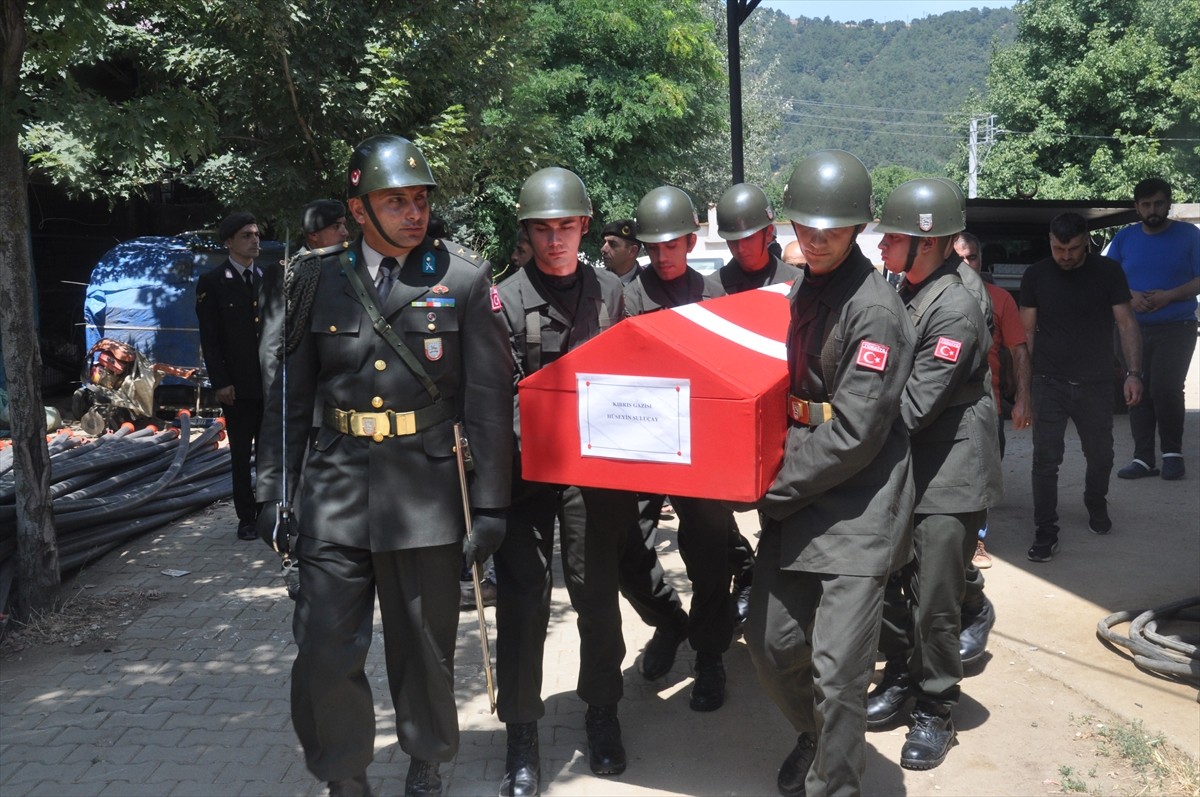 İzmir'in Ödemiş ilçesinde yaşayan ve kanser nedeniyle hayatını kaybeden Kıbrıs Gazisi Hüseyin...