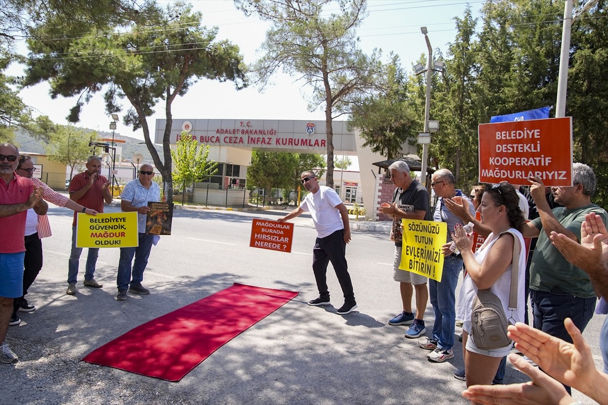 İzmir Büyükşehir Belediyesinin başlattığı konut projeleri ilerlemediği için evlerine kavuşamayan...
