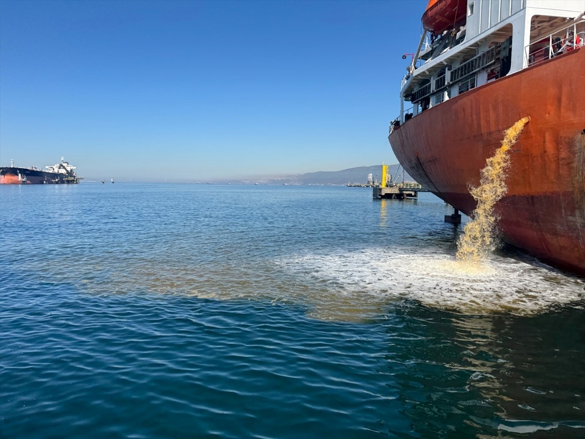 İzmit Körfezi'ne kirli balast deşarj ettiği tespit edilen gemi hakkında yasal işlem...