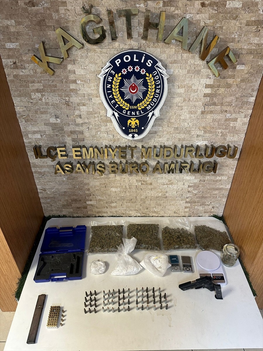 Kağıthane'de bir kuyumcuya 2 kez silahlı saldırı düzenlenmesine ilişkin gözaltına alınan 2 çocuk...