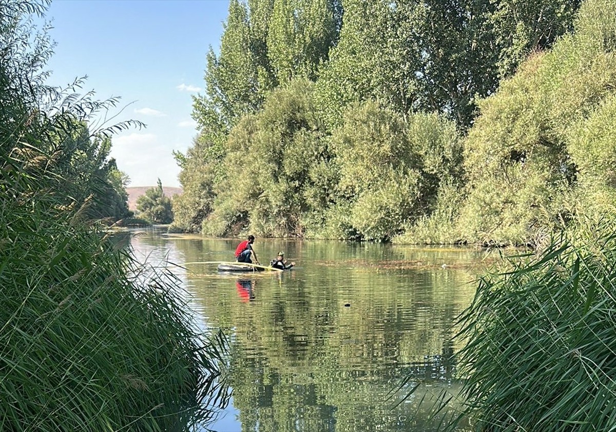 Kahramanmaraş'ın Elbistan ilçesinde, balık tutmaya çalışırken Ceyhan Nehri'ne düşen kişi boğuldu....