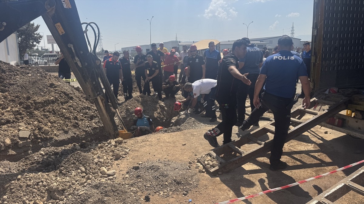  Kahramanmaraş'ın Onikişubat ilçesinde altyapı çalışmaları sırasında toprak kayması sonucu göçük...