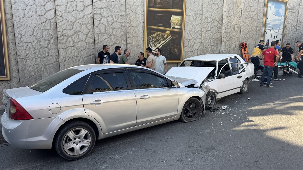 Kahramanmaraş'ın Onikişubat ilçesinde iki otomobilin çarpıştığı kazada 1'i ağır 3 kişi yaralandı....