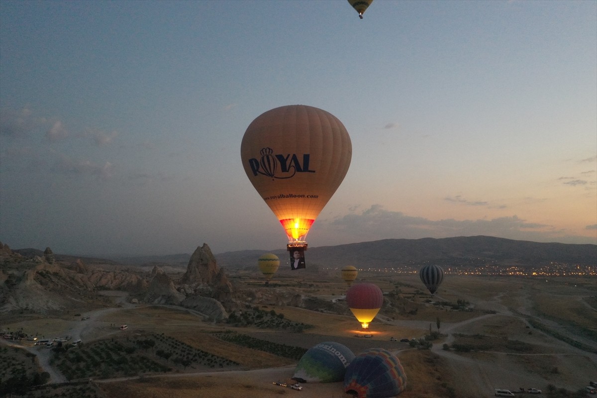  Kapadokya bölgesindeki sıcak hava balonları, 30 Ağustos Zafer Bayramı dolayısıyla uçuşlarını Türk...