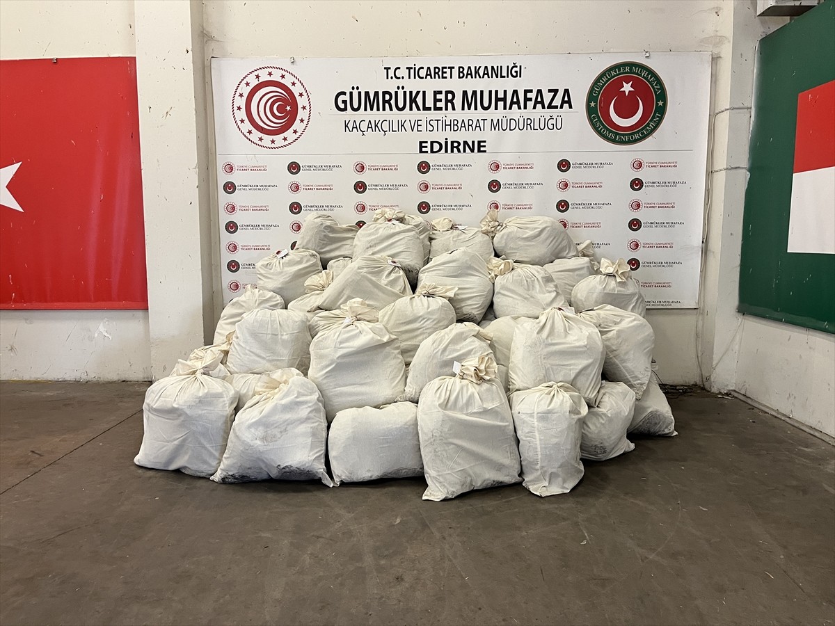 Kapıkule Sınır Kapısı'ndan Türkiye'ye giriş yapan bir tırda boya kutularına gizlenmiş 692 kilogram...