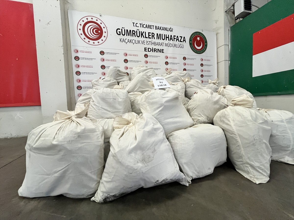 Kapıkule Sınır Kapısı'ndan Türkiye'ye giriş yapan bir tırda boya kutularına gizlenmiş 692 kilogram...