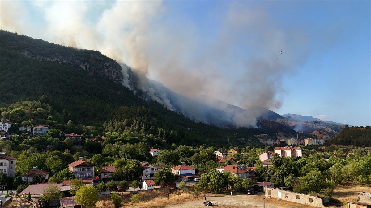 Karabük'te ormanlık alanda çıkan ve 5 Ağustos'ta kontrol altına alındıktan sonra yeniden başlayan...