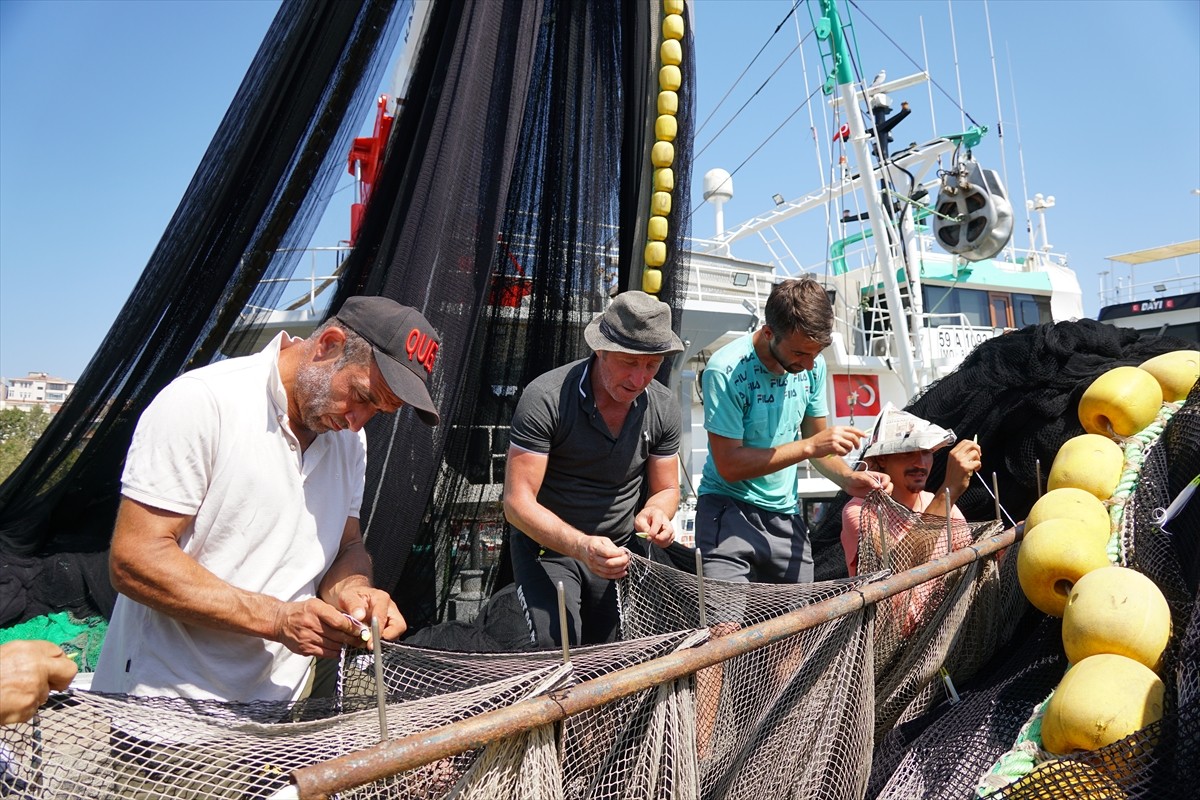 Karadeniz Bölgesi'nden av sezonunda teknelerde tayfa olarak çalışmak için Tekirdağ'a gelen...