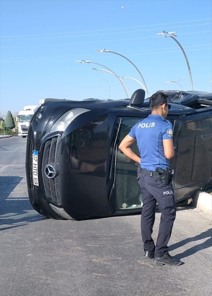 Karaman'da Rus turistleri taşıyan minibüs ile otomobilin çarpışması sonucu 8 kişi yaralandı. Kaza...