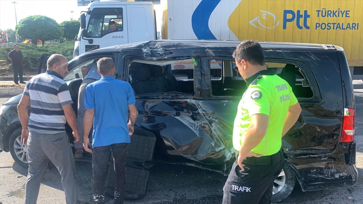 Karaman'da Rus turistleri taşıyan minibüs ile otomobilin çarpışması sonucu 8 kişi yaralandı. Kaza...