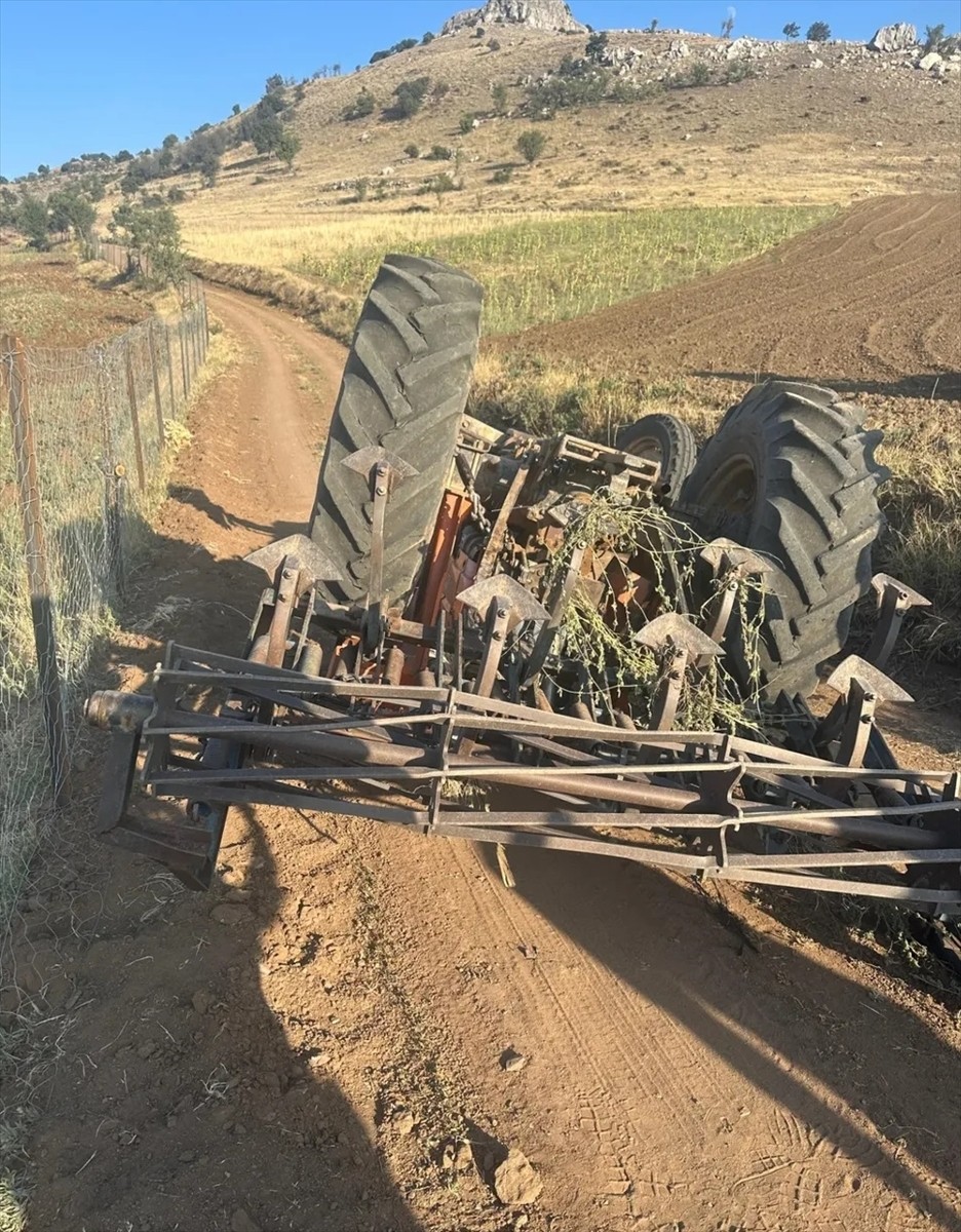 Karaman'da traktörün devrildiği kazada sürücü yaşamını yitirdi.