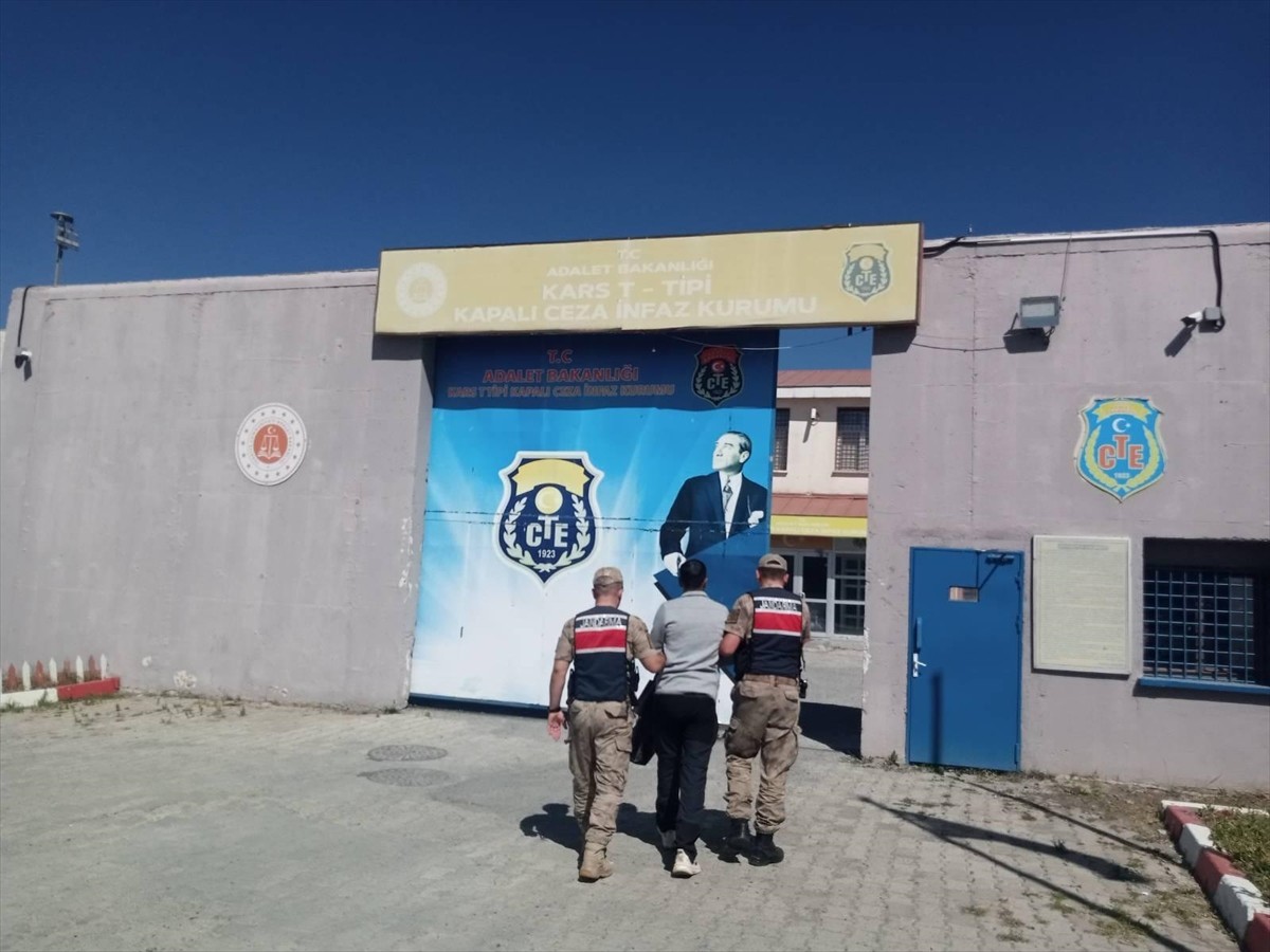 Kars'ın Arpaçay ilçesinde 22 suç kaydı bulunan firari hükümlü yakalandı. Operasyonda, yakalanan...