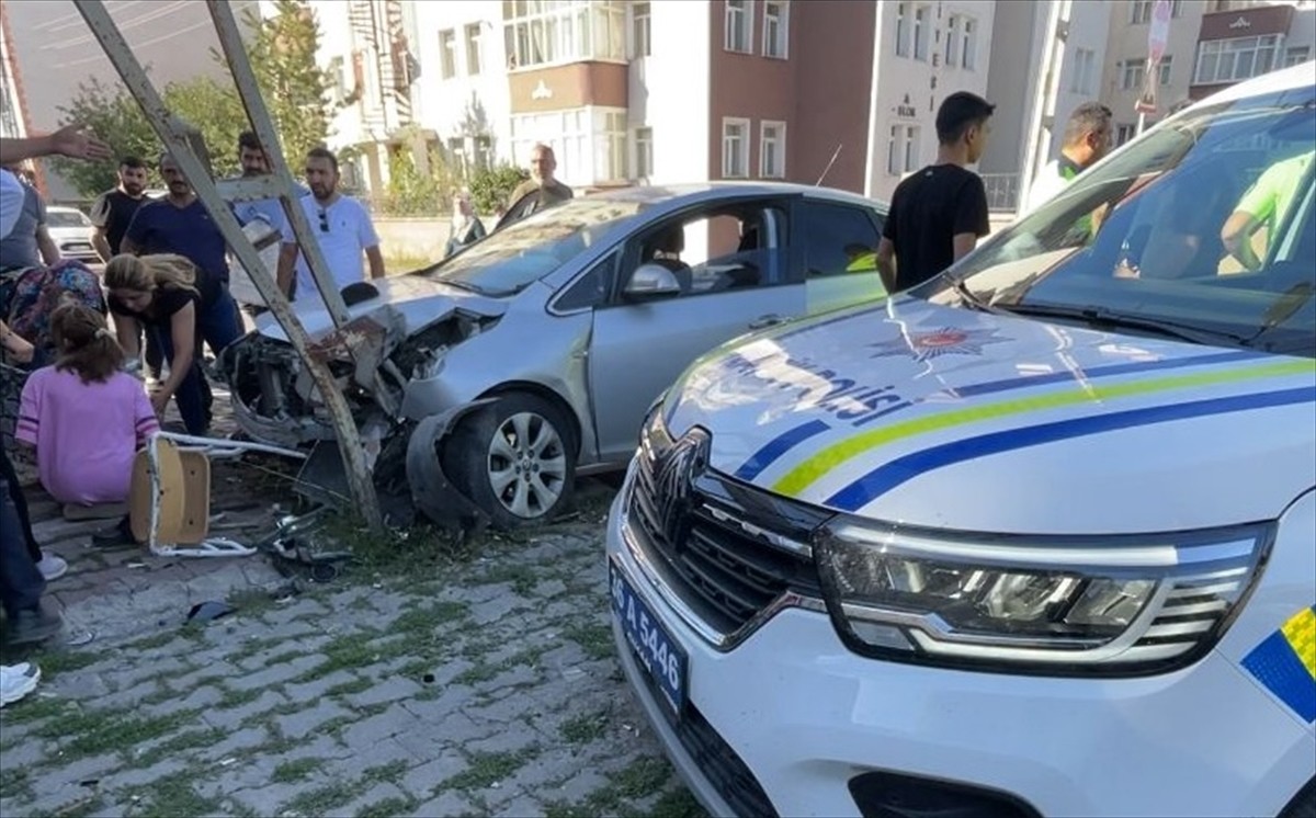 Kars'ta polisin "dur" ihtarına uymayan ehliyetsiz sürücünün çarptığı 88 yaşındaki M.İ ağır...