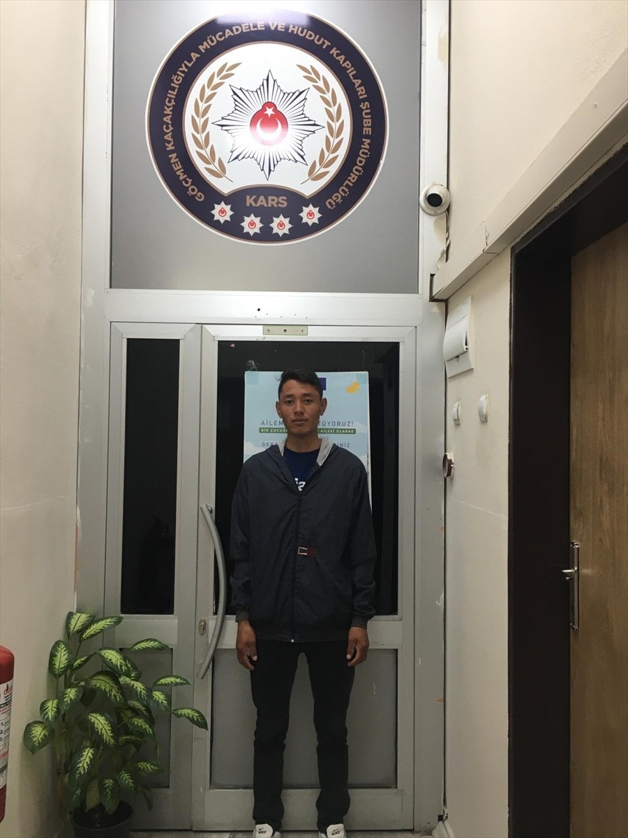 Kars'ta yasa dışı yollarla yurda girdiği belirlenen 16 düzensiz göçmen yakalandı.