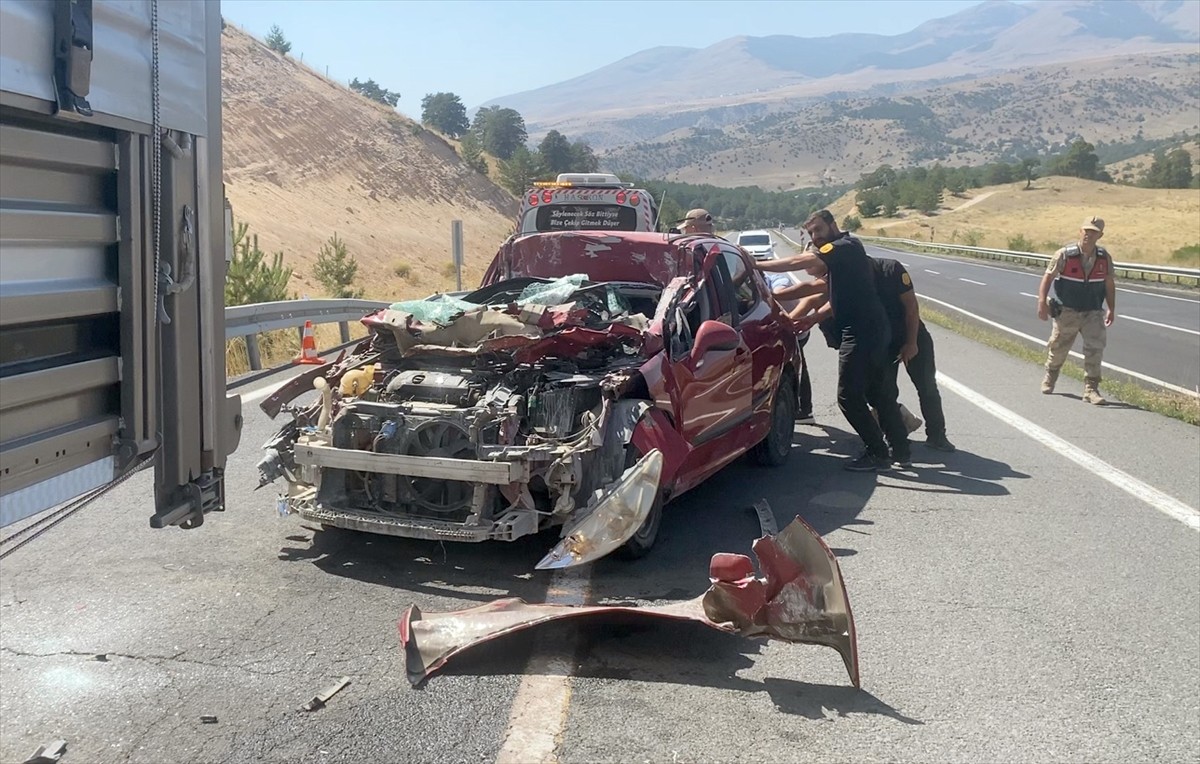 Kars’ın Sarıkamış ilçesinde meydana gelen trafik kazasında otomobil sürücüsü yaralandı.