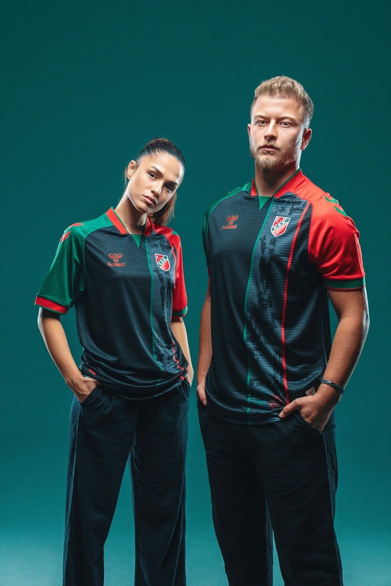 Karşıyaka Kulübü, "Atatürk ve annesi Zübeyde Hanım" temalı yeşil-kırmızılı formasını...