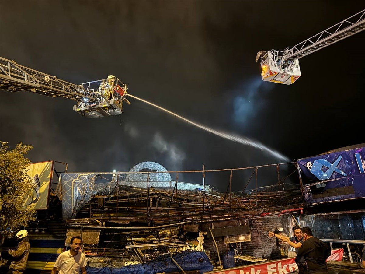  Kartal'da balıkçı barınağında çıkan ve 5 iş yerinin hasar gördüğü yangın itfaiye ekiplerince...