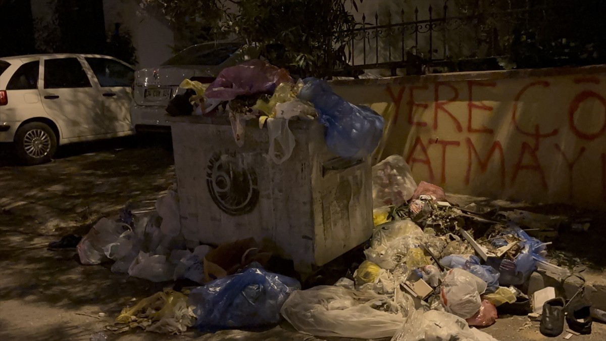 Kartal Belediyesinde çalışan temizlik işçileri, "maaşlarının eksik yatırıldığını" ifade ederek...