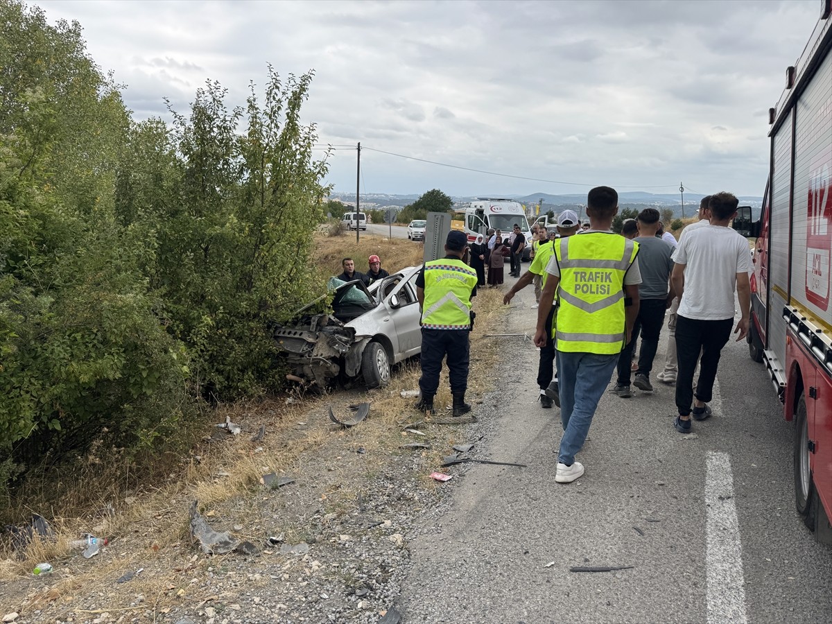 Kastamonu'da hafriyat kamyonu ile otomobilin çarpıştığı kazada 15 yaşındaki çocuk öldü, babası...
