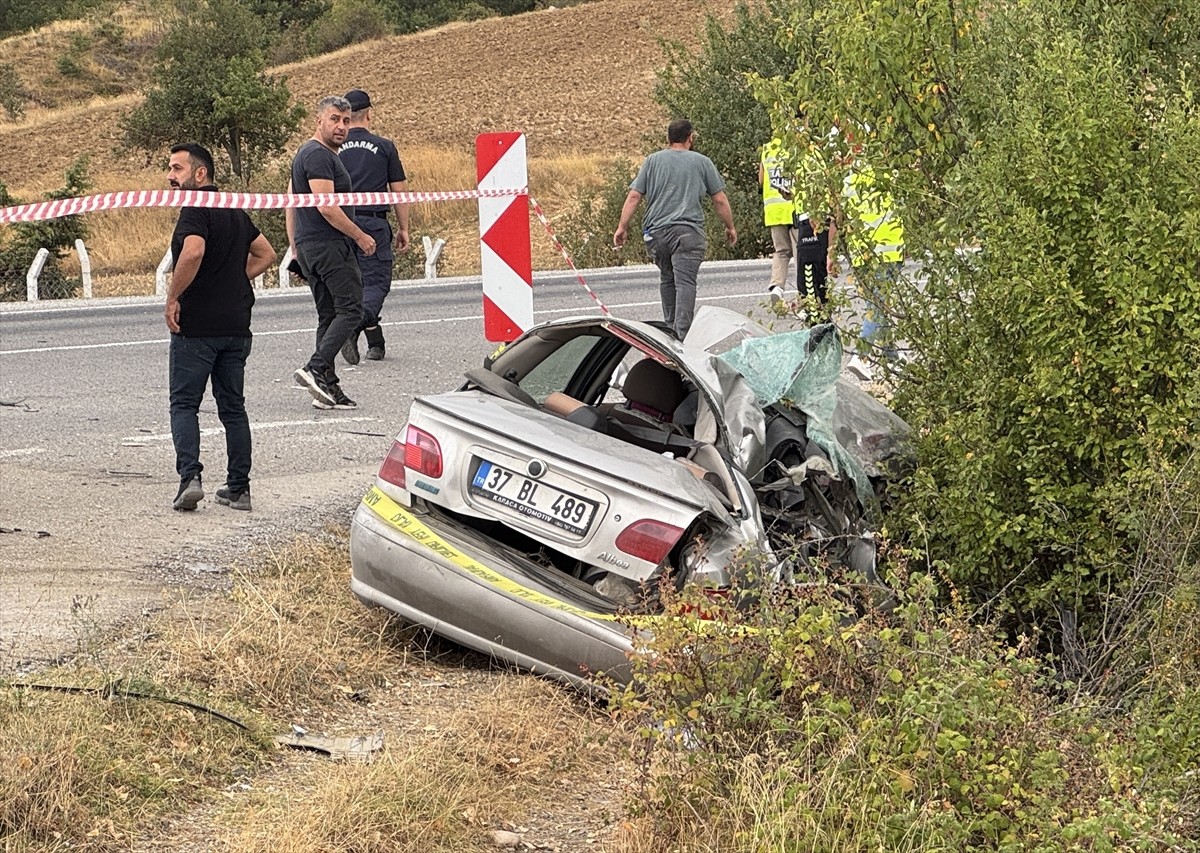 Kastamonu'da hafriyat kamyonu ile otomobilin çarpıştığı kazada 15 yaşındaki çocuk öldü, babası...