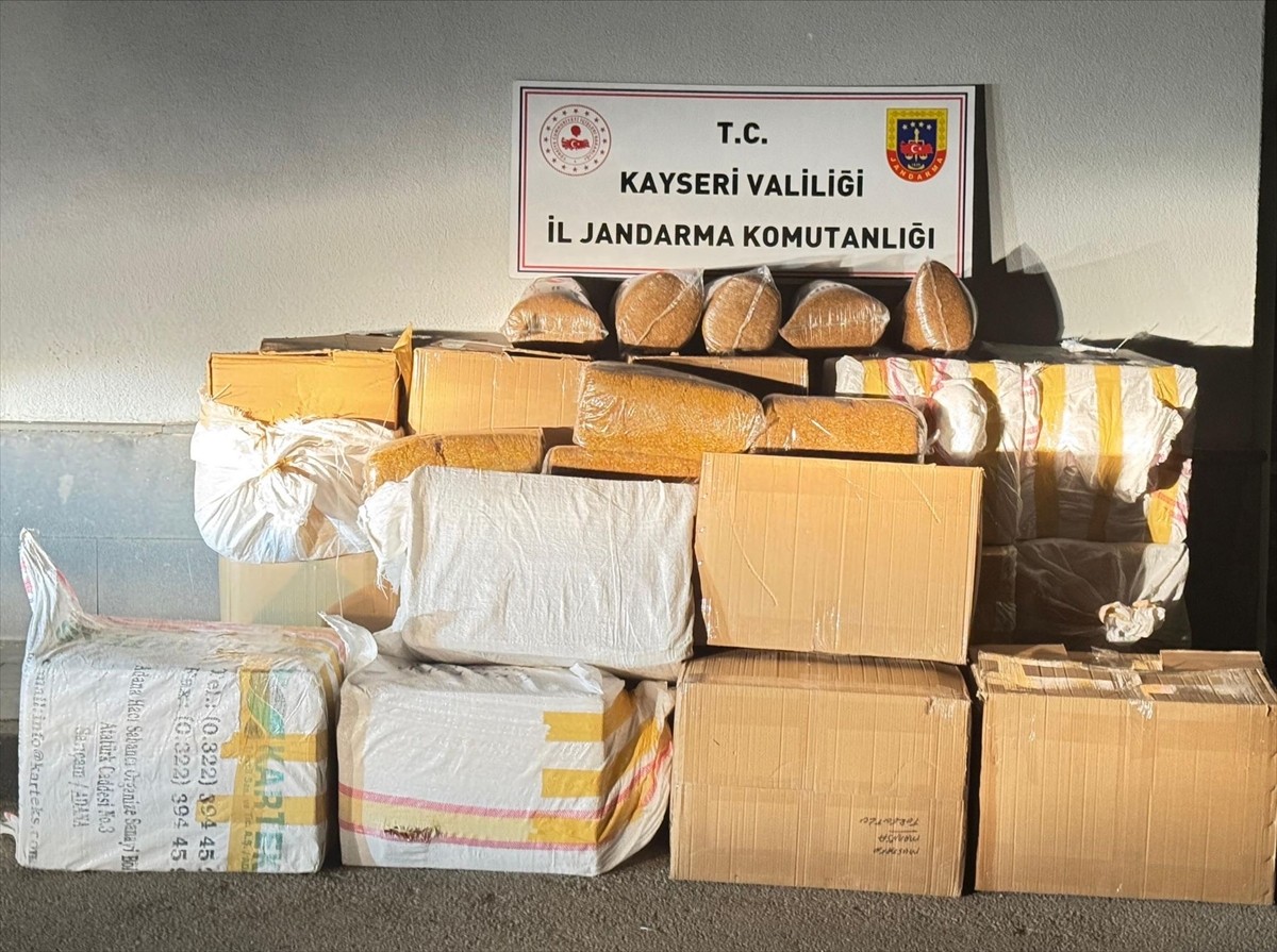 Kayseri'de bir yolcu otobüsünde 750 kilogram kaçak tütün bulundu.