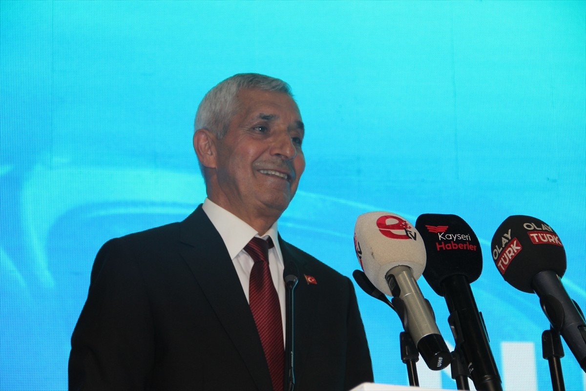 Kayseri'de Dadaloğlu Derneğince düzenlenen "21. Uluslararası 31. Ulusal Dadaloğlu Avşar Kültür ve...