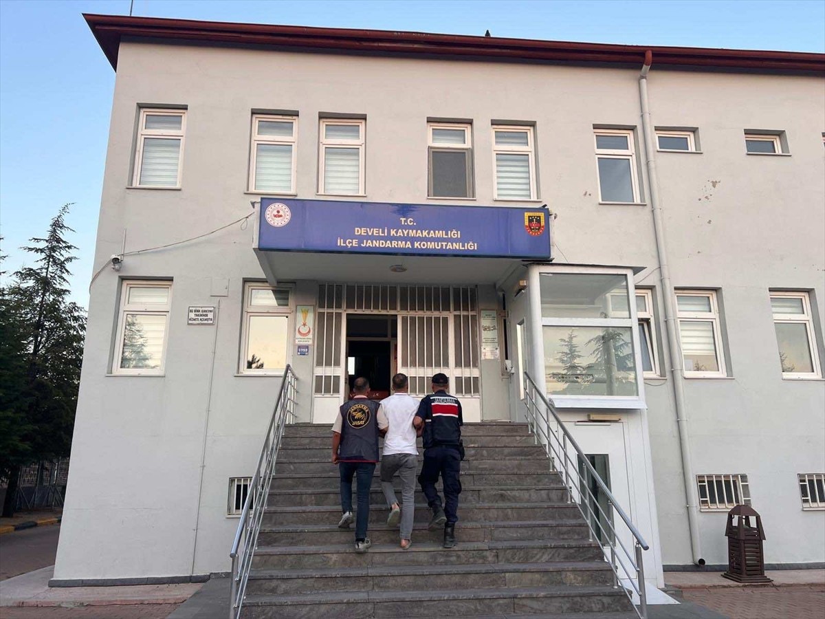 Kayseri'de Fetullahçı Terör Örgütü (FETÖ) üyeliğinden 6 yıl 3 ay hapis cezası bulunan firari...