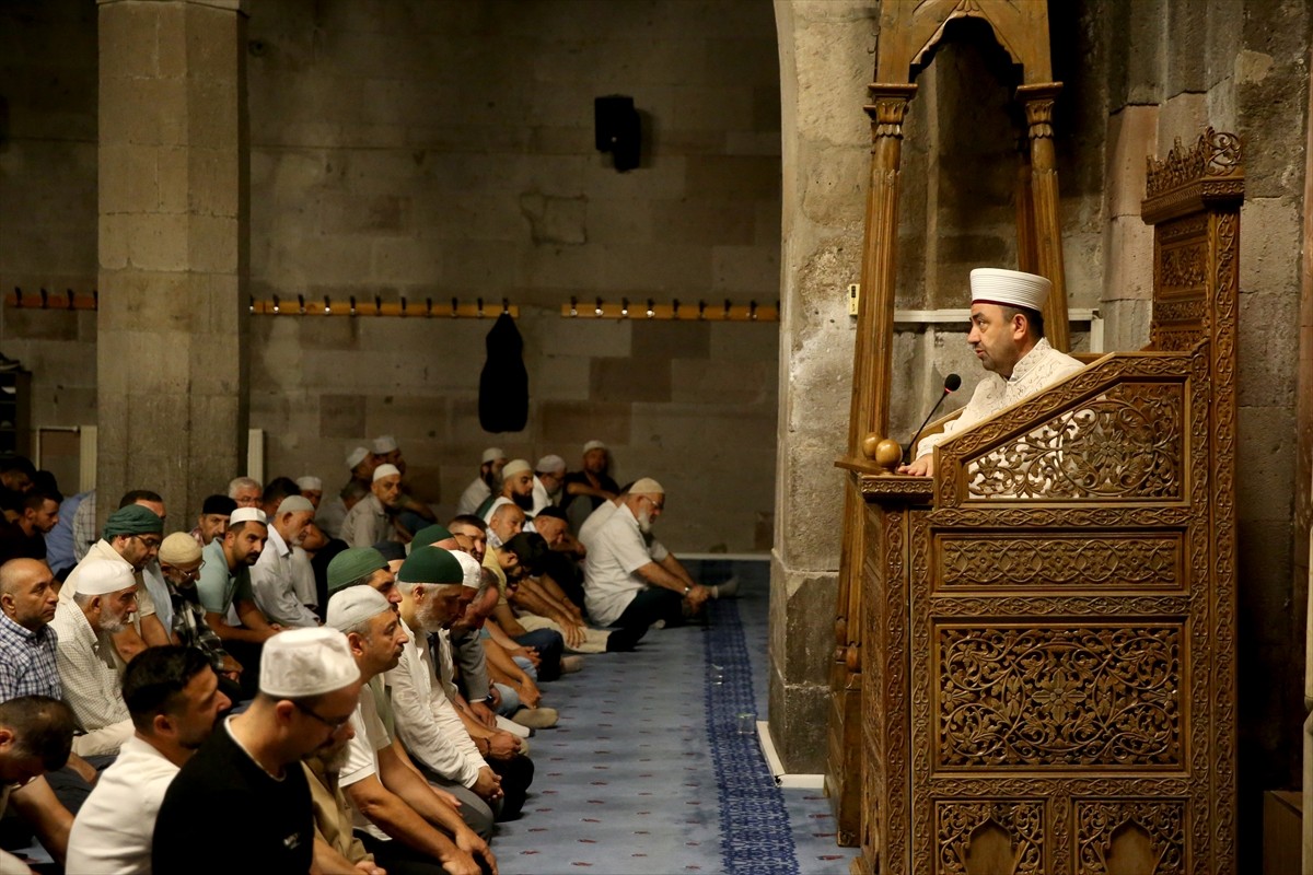 Kayseri'de gurbetçiler, izne geldikleri memleketlerinde tarihi Cami Kebir'de düzenlenen programda...
