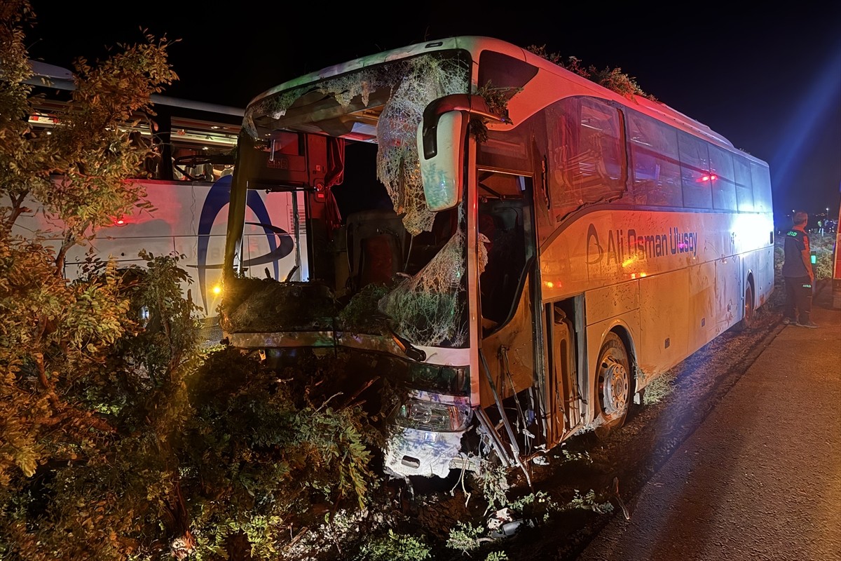 Kayseri'de yolcu otobüsünün orta refüjdeki ağaçlara çarpması sonucu 1 kişi hayatını kaybetti, 13...