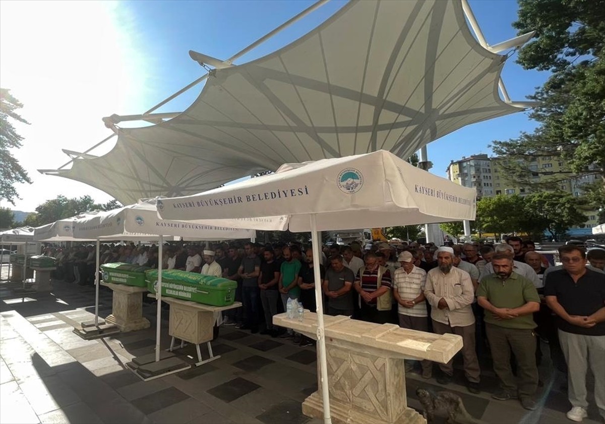 Kayseri'nin Kocasinan ilçesinde kocasının tabancayla öldürdüğü kadın toprağa verildi. kindi vakti...