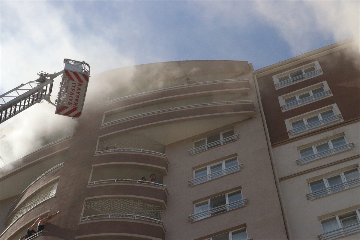 Kayseri'nin Talas ilçesinde 14 katlı apartmanda 4'ü çocuk 8 kişinin dumandan etkilendiği yangın...