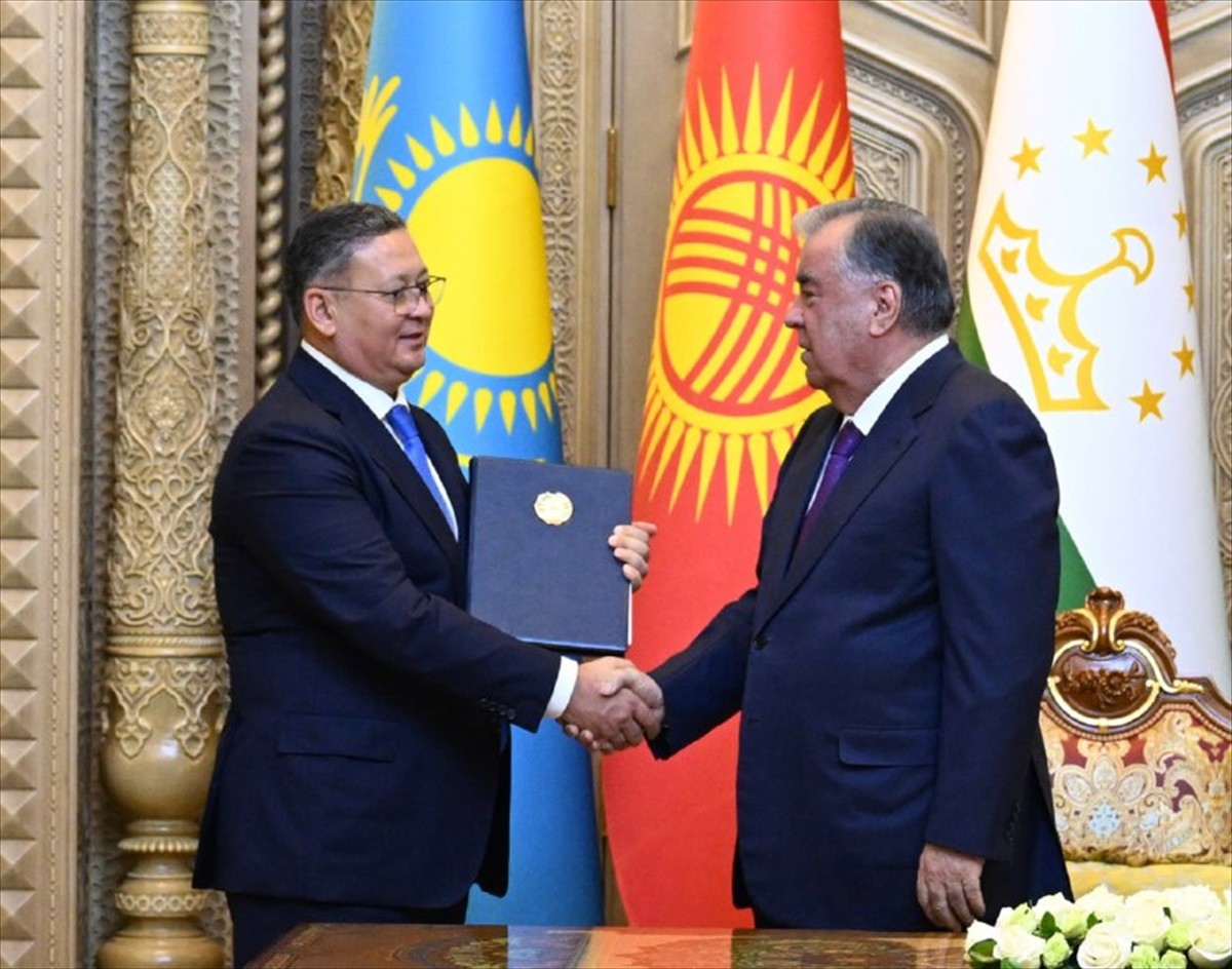 Kazakistan Başbakan Yardımcısı ve Dışişleri Bakanı Murat Nurtleu (solda), acikistan'ın daveti...