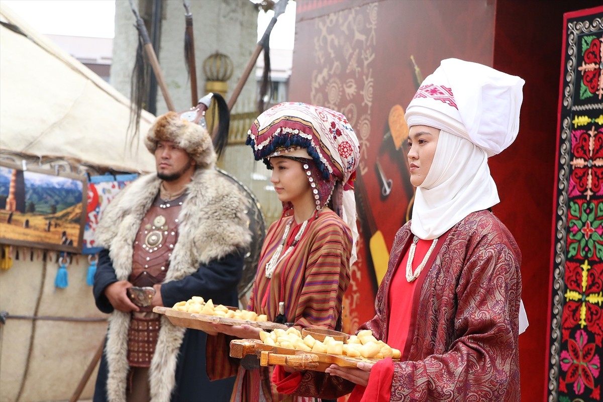Kırgızistan'ın ev sahipliğinde düzenlenen "1. Dünya Geleneksel Kültür ve Müzik Festivali" başladı....