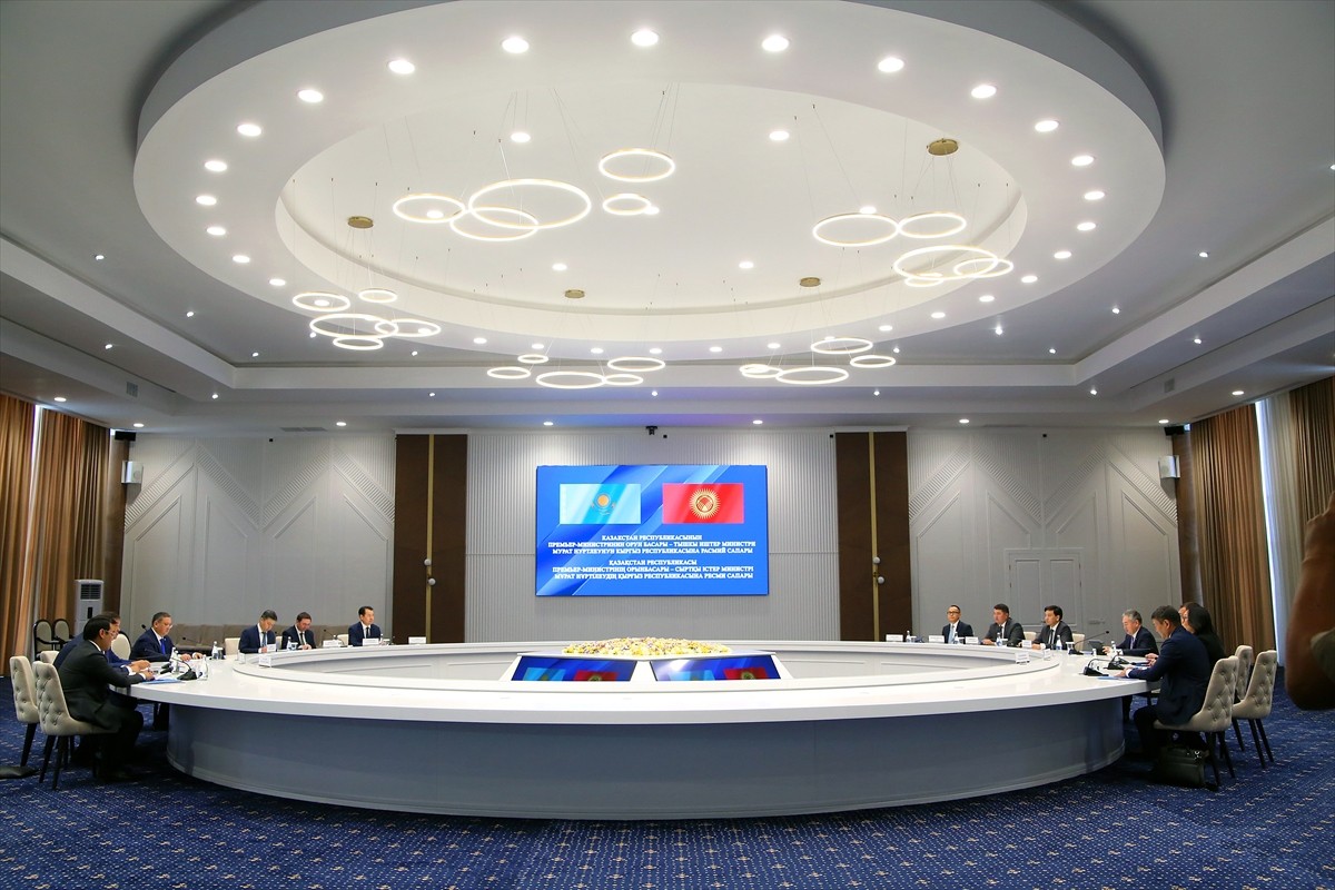 Kırgızistan Dışişleri Bakanı Ceenbek Kulubayev (sağda), resmi temaslarda bulunmak üzere ülkeye...