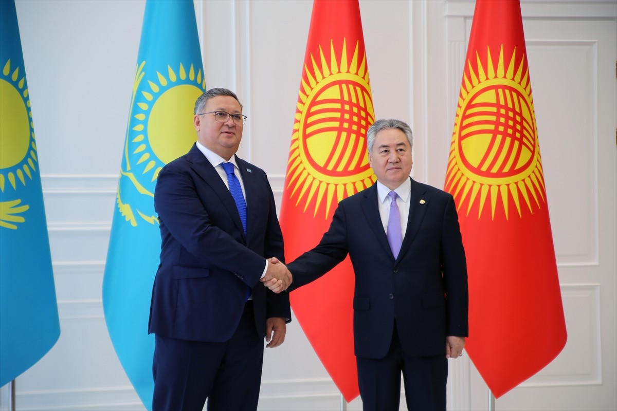 Kırgızistan Dışişleri Bakanı Ceenbek Kulubayev (sağda), resmi temaslarda bulunmak üzere ülkeye...