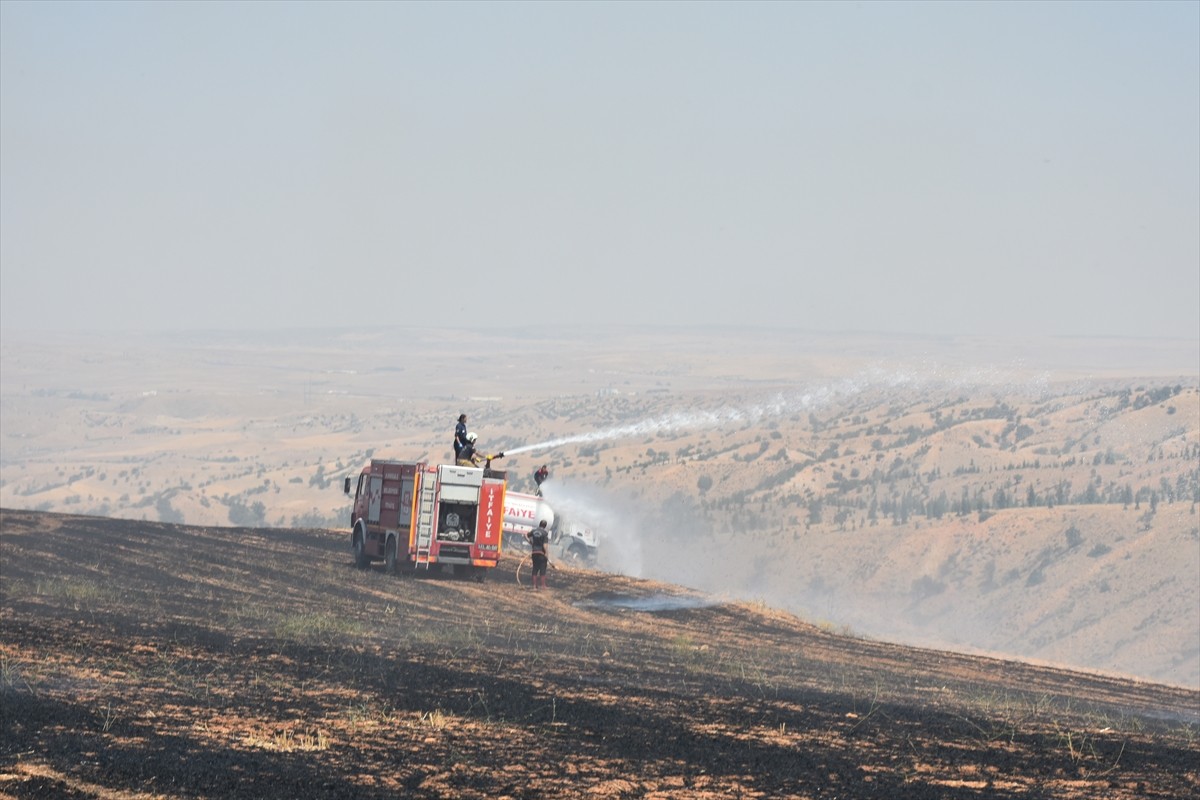 Kırıkkale'nin Keskin ilçesinde tarlada çıkan örtü yangını, itfaiye ekiplerinin müdahalesiyle...
