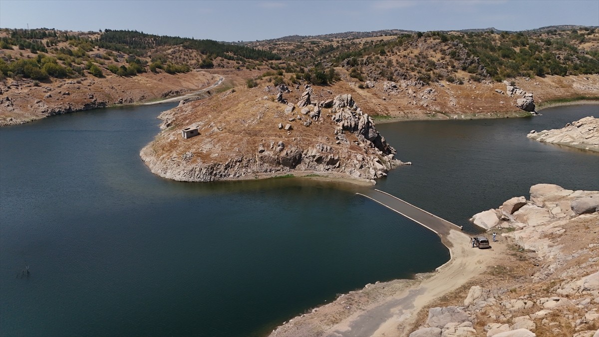 Kırklareli'nde aşırı sıcaklar ve kuraklık nedeniyle doluluk oranı azalan barajda, su altındaki...