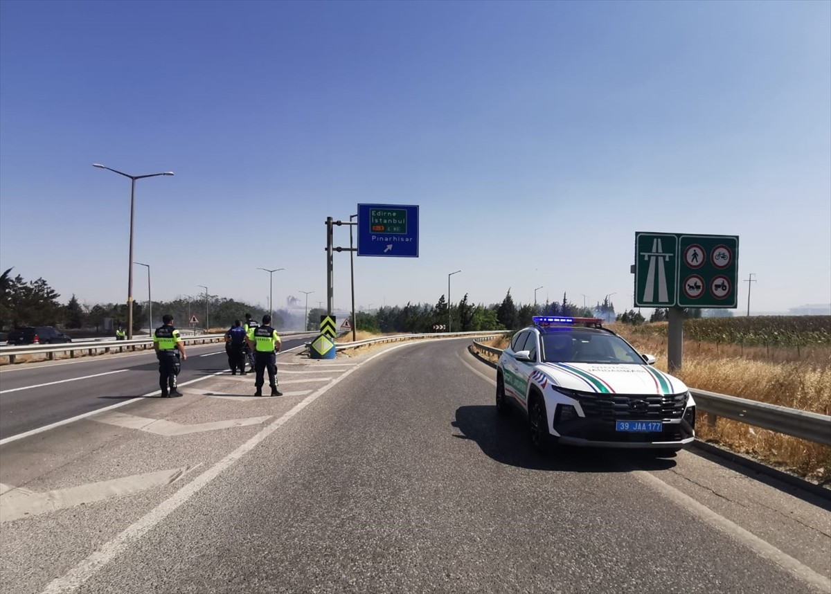 Kırklareli'nin Lüleburgaz ilçesinde anızda başlayıp, ağaçlık alana sıçrayan yangına müdahale...