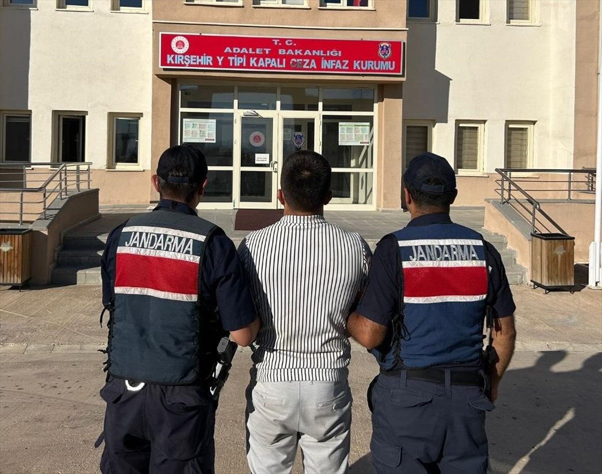 Kırşehir'de açık cezaevinden firar eden 2 hükümlü, jandarma ekiplerince yakalandı.