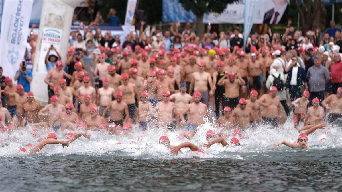 Kocaeli'de düzenlenen 3. Ulusal Açık Su Yüzme Yarışları'na katılan 343 sporcu, İzmit Körfezi'ni...