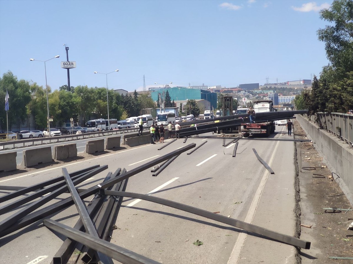 Kocaeli'de tırdan yola düşen demir profiller nedeniyle D-100 kara yolunun İstanbul istikametinde...