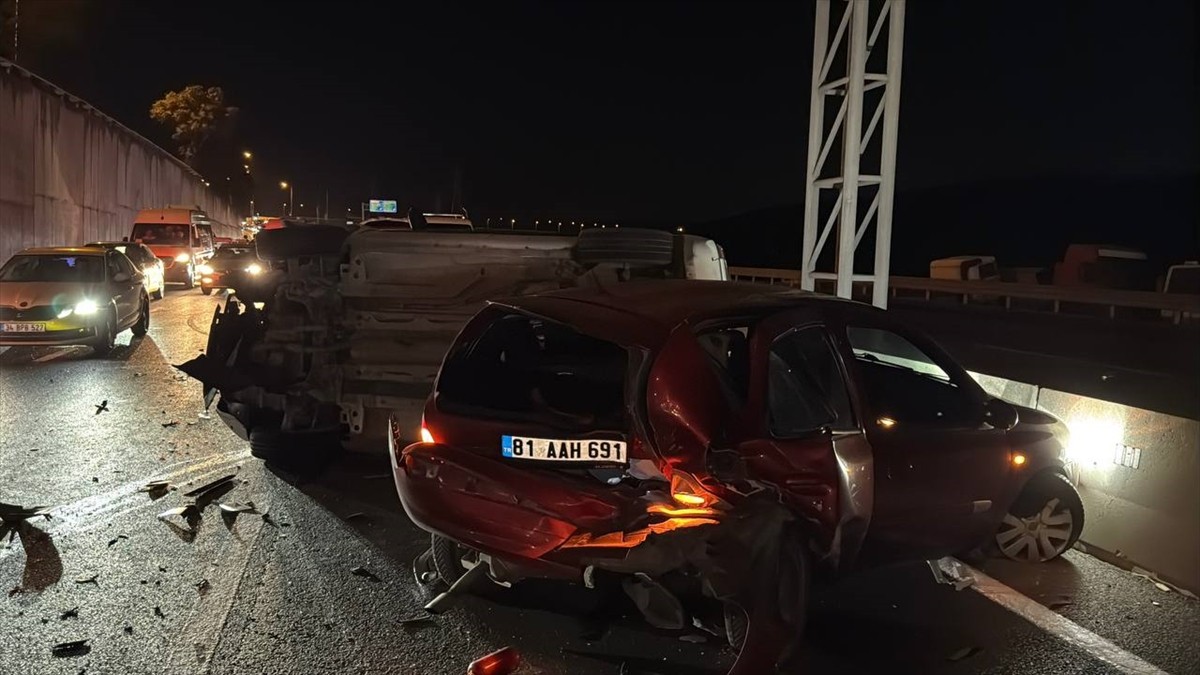 Kocaeli'nin Dilovası ilçesinde hafif ticari aracın lastiği patlayan otomobile çarptığı kazada biri...